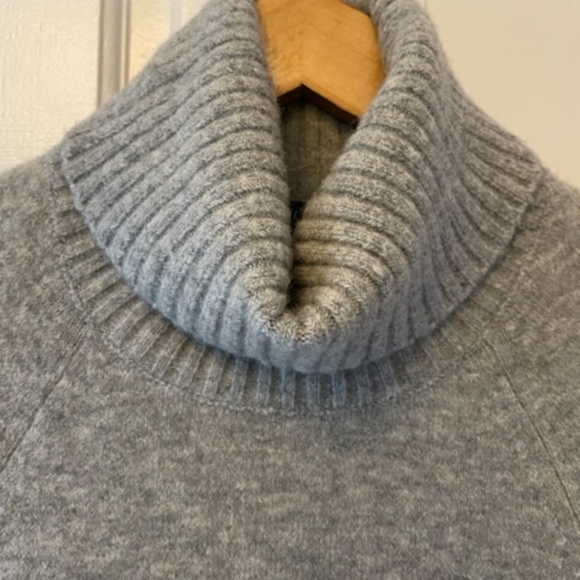 J. Crew Turtleneck Sweater in Supersoft Yarn Grey XS - Picture 4 of 10